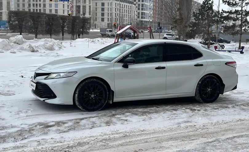 Toyota Camry 2020 года за 15 100 000 тг. в Астана