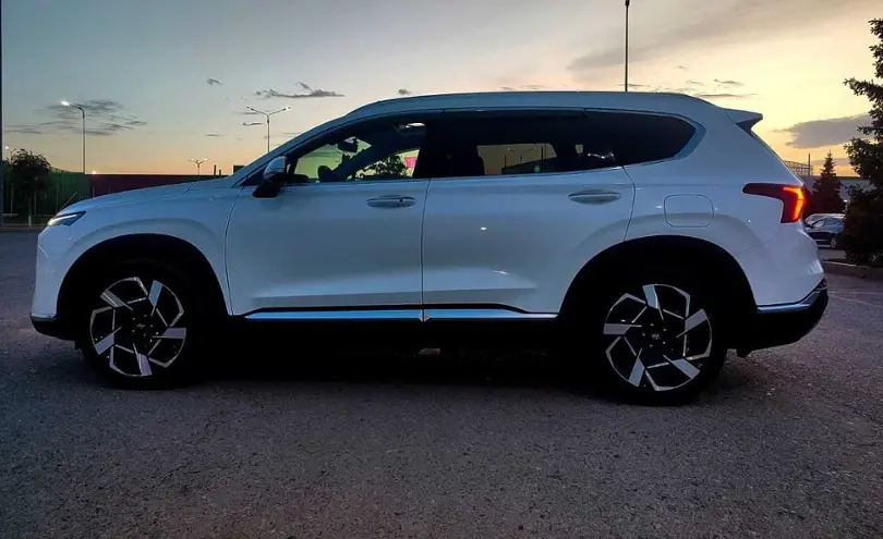 Hyundai Santa Fe 2023 года за 18 700 000 тг. в Алматы