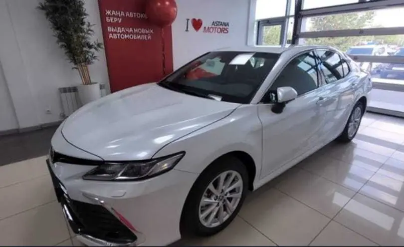 Toyota Camry 2023 года за 18 500 000 тг. в Астана