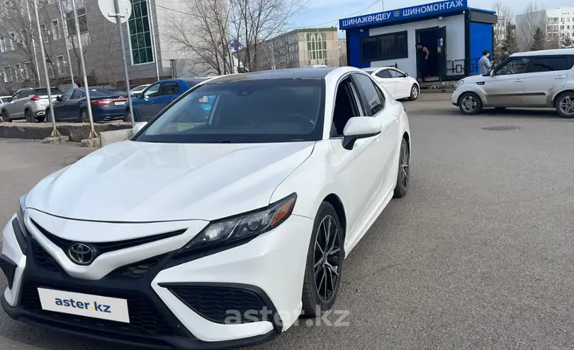 Toyota Camry 2021 года за 11 500 000 тг. в Астана
