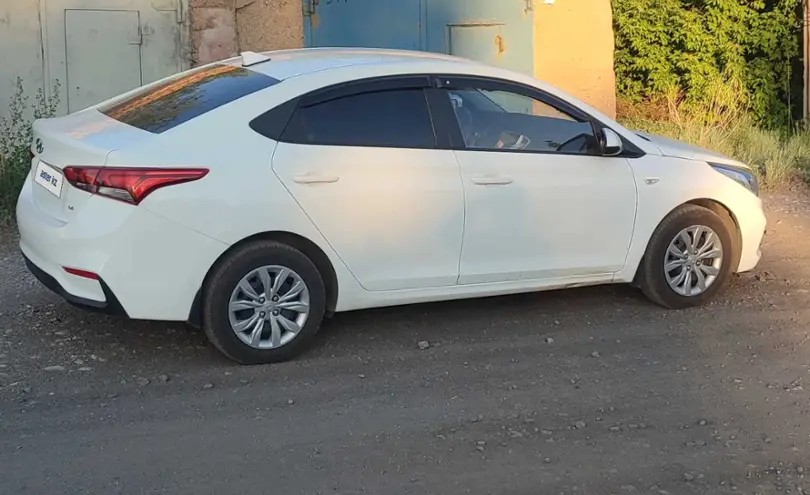 Hyundai Accent 2018 года за 5 300 000 тг. в Караганда фото 4