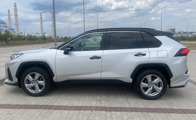 Toyota RAV4 2021 года за 17 000 000 тг. в Астана