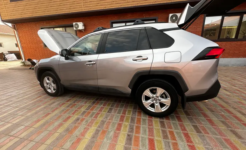 Toyota RAV4 2020 года за 13 600 000 тг. в Атырауская область