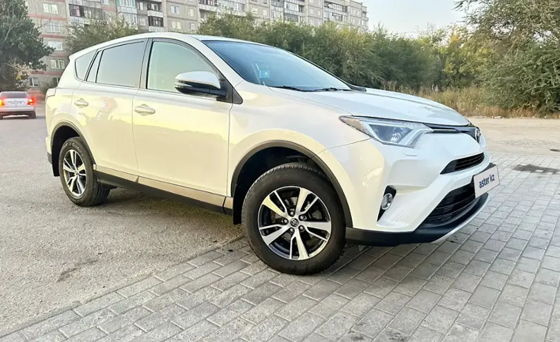Toyota RAV4 2016 года за 11 000 000 тг. в Семей