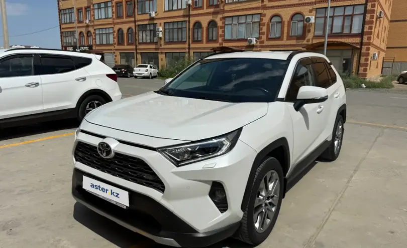 Toyota RAV4 2021 года за 16 500 000 тг. в Атырау
