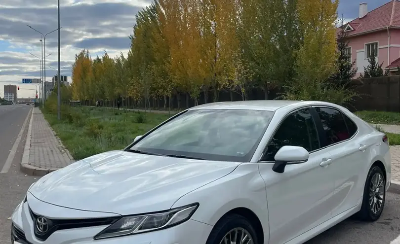 Toyota Camry 2018 года за 13 000 000 тг. в Алматы