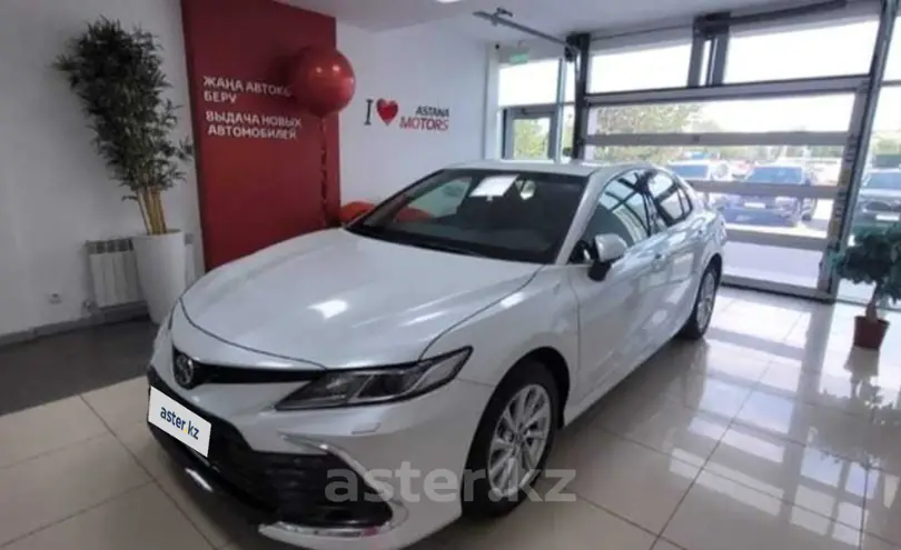 Toyota Camry 2023 года за 17 700 000 тг. в Астана