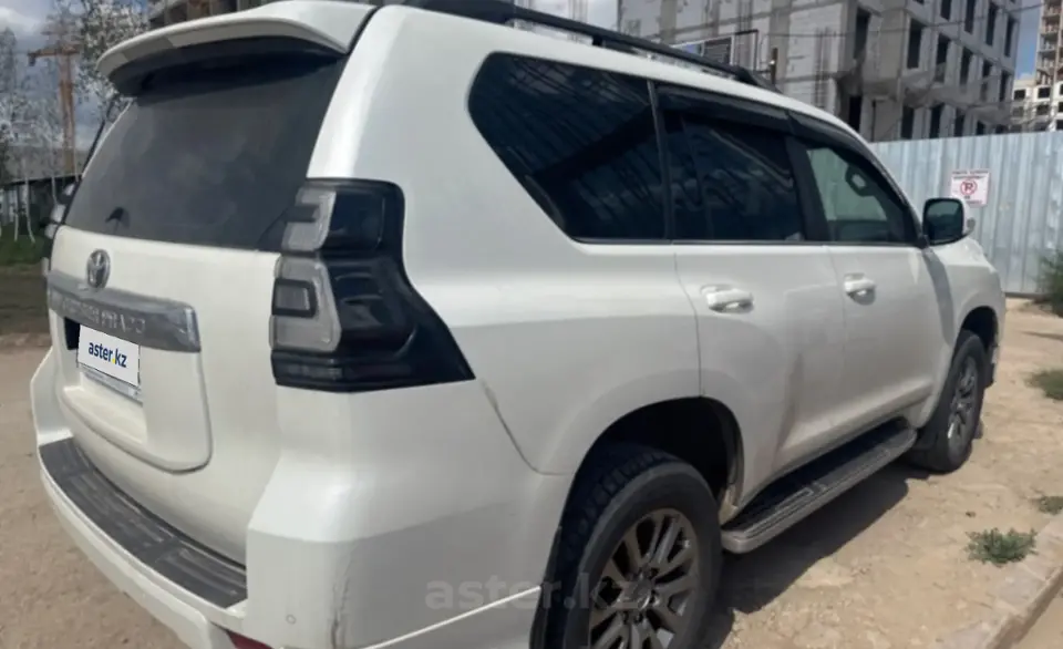 Toyota Land Cruiser Prado 2019 года за 25 000 000 тг. в Астана
