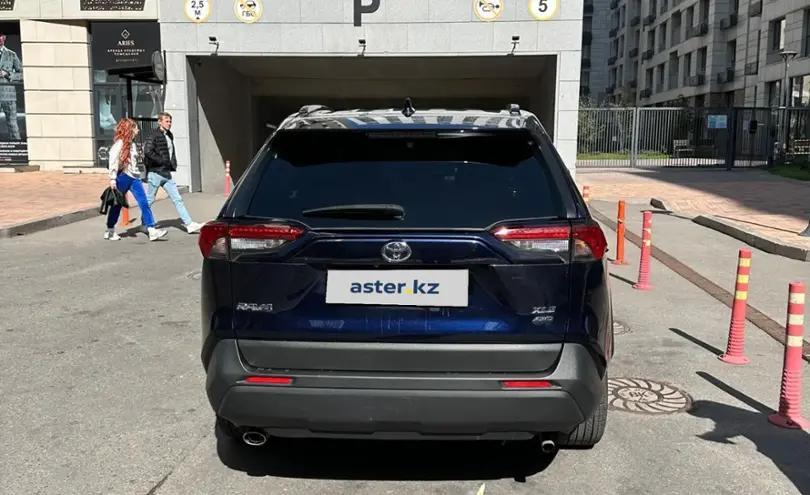 Toyota RAV4 2019 года за 14 000 000 тг. в Алматы фото 3