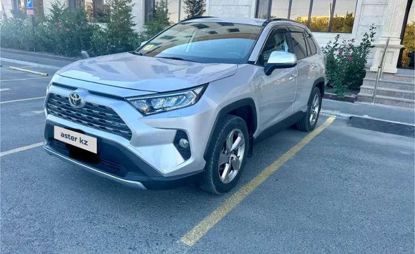 Toyota RAV4 2020 года за 18 000 000 тг. в Атырауская область