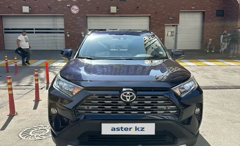 Toyota RAV4 2019 года за 14 000 000 тг. в Алматы фото 2