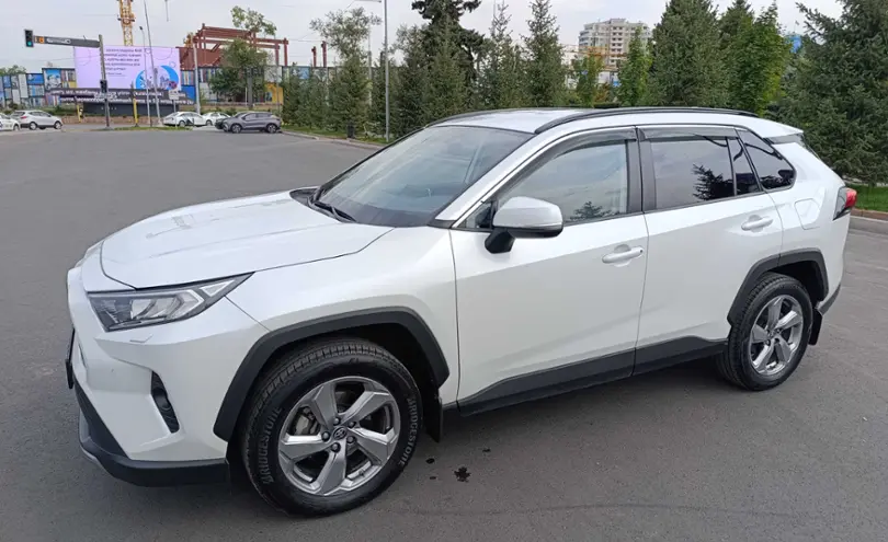Toyota RAV4 2020 года за 16 800 000 тг. в Алматы