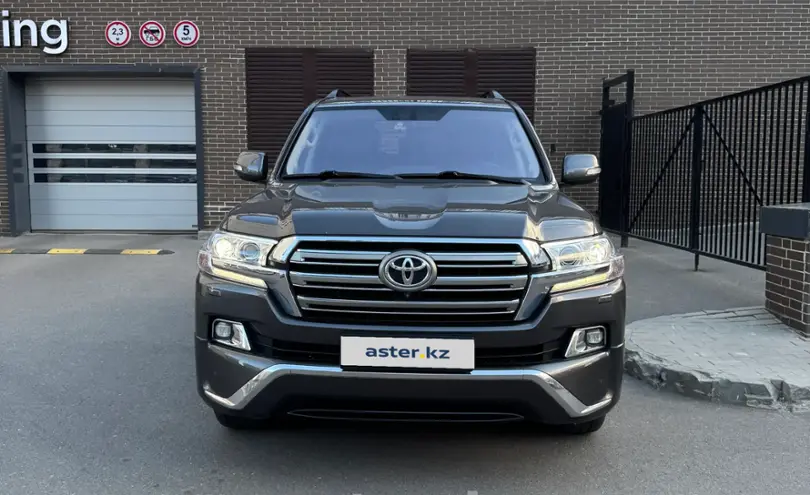 Toyota Land Cruiser 2016 года за 33 000 000 тг. в Астана