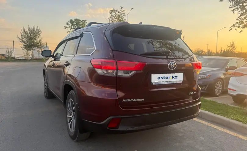 Toyota Highlander 2018 года за 16 990 000 тг. в Алматы фото 4