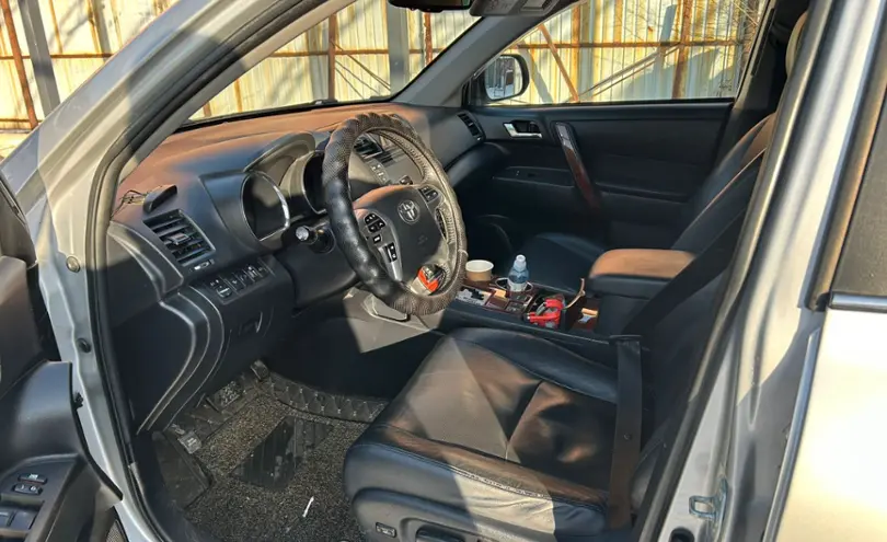 Toyota Highlander 2013 года за 12 500 000 тг. в Алматы
