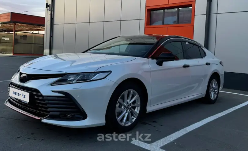 Toyota Camry 2023 года за 17 800 000 тг. в Астана