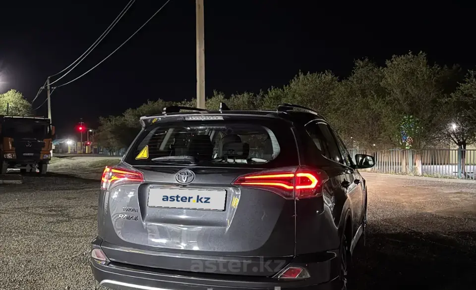 Toyota RAV4 2017 года за 9 500 000 тг. в Актобе фото 2