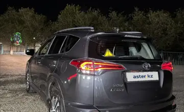 Toyota RAV4 2017 года за 9 500 000 тг. в Актобе фото 3