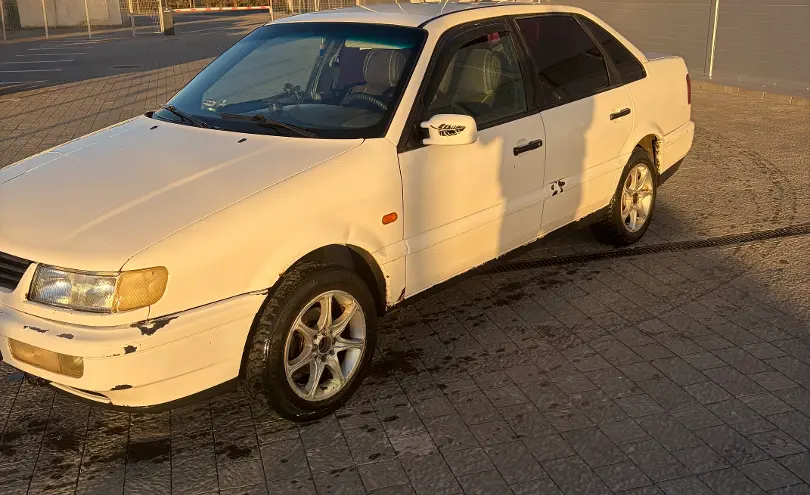Volkswagen Passat 1995 года за 1 100 000 тг. в Актобе фото 2