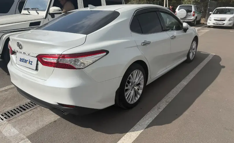Toyota Camry 2018 года за 11 780 000 тг. в Алматы фото 3