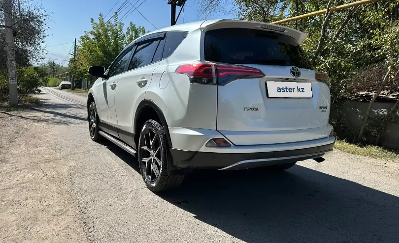Toyota RAV4 2018 года за 10 300 000 тг. в Алматы фото 4