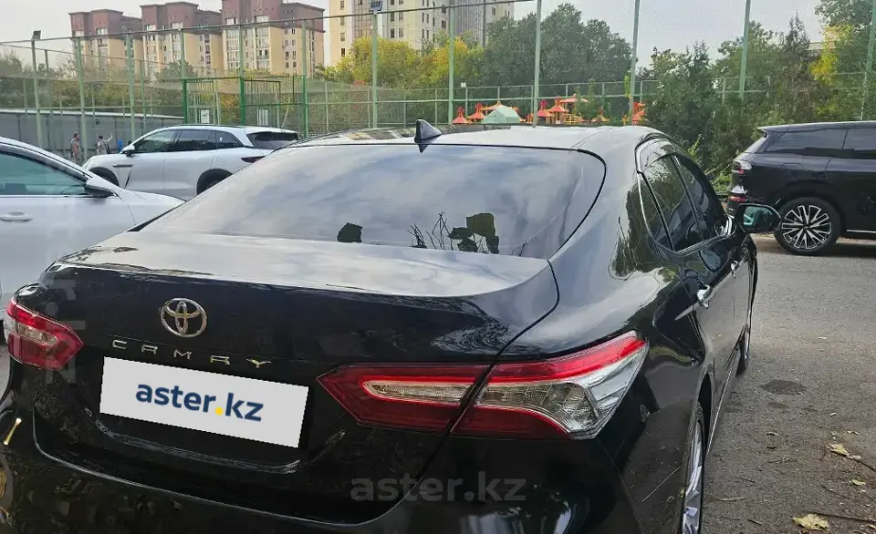Toyota Camry 2018 года за 11 300 000 тг. в Алматы фото 2