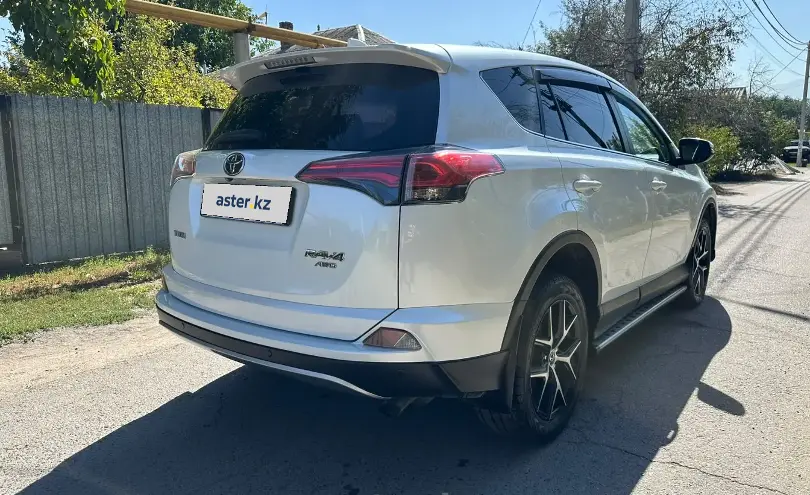 Toyota RAV4 2018 года за 10 300 000 тг. в Алматы фото 3