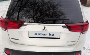 Mitsubishi Outlander 2018 года за 9 900 000 тг. в Караганда