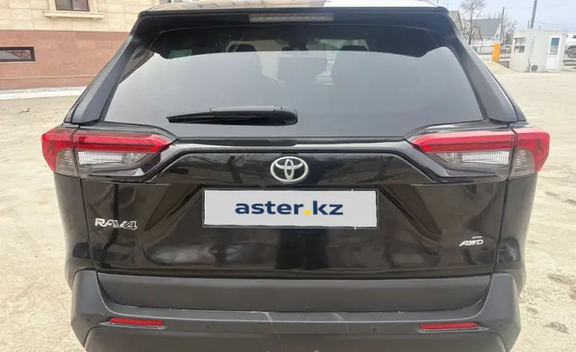 Toyota RAV4 2020 года за 13 000 000 тг. в Атырау