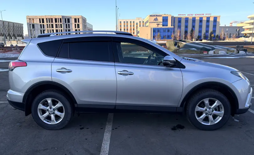Toyota RAV4 2016 года за 14 800 000 тг. в Астана фото 2
