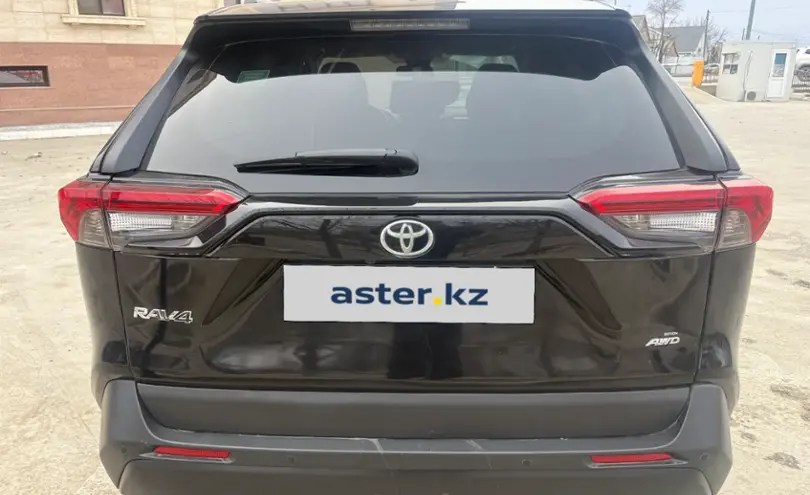 Toyota RAV4 2020 года за 13 000 000 тг. в Атырау