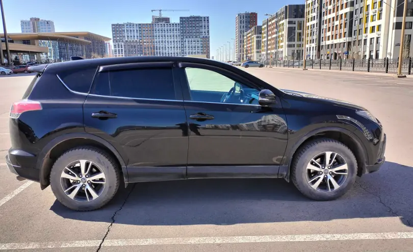 Toyota RAV4 2017 года за 12 800 000 тг. в Астана фото 3