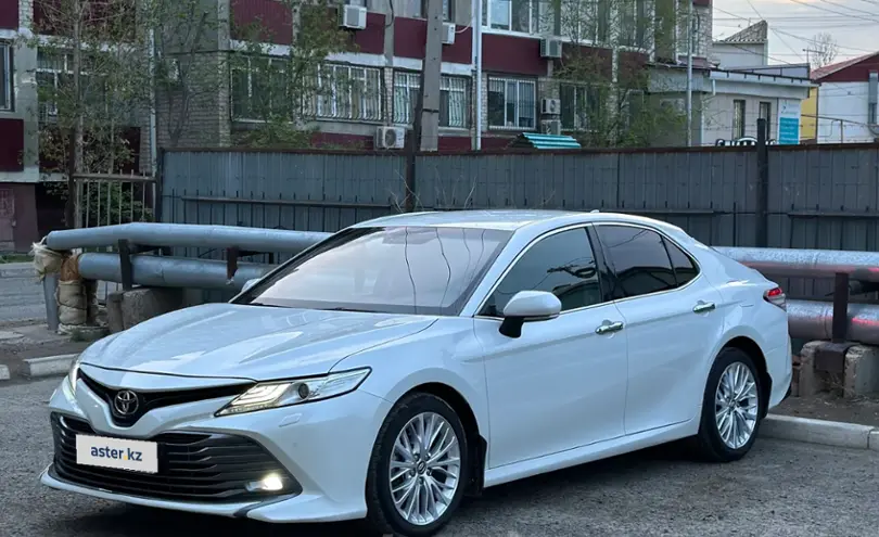 Toyota Camry 2019 года за 13 700 000 тг. в Атырауская область