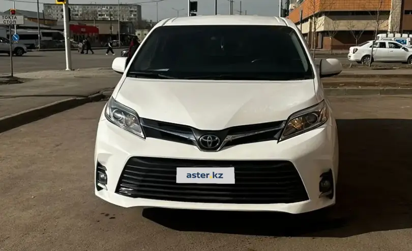 Toyota Sienna 2017 года за 13 200 000 тг. в Астана