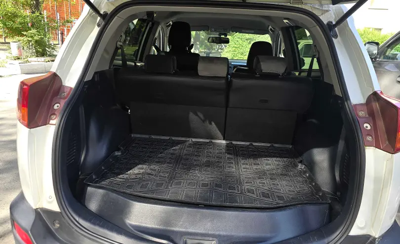 Toyota RAV4 2015 года за 15 600 000 тг. в Семей