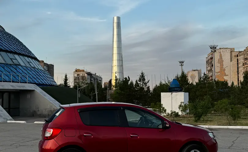 Renault Sandero 2015 года за 3 800 000 тг. в Караганда фото 4