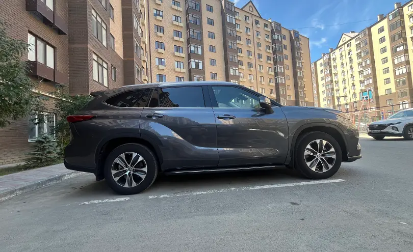 Toyota Highlander 2022 года за 23 500 000 тг. в Атырау фото 2