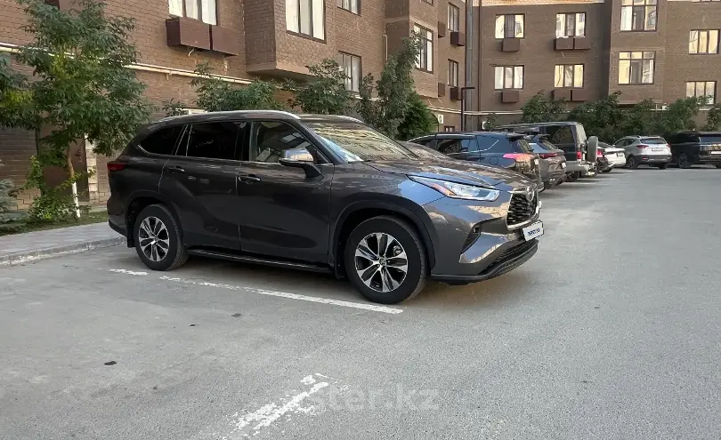Toyota Highlander 2022 года за 23 500 000 тг. в Атырау