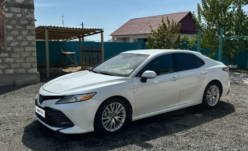 Toyota Camry 2018 года за 10 500 000 тг. в Атырау