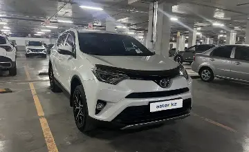 Toyota RAV4 2018 года за 13 200 000 тг. в Астана