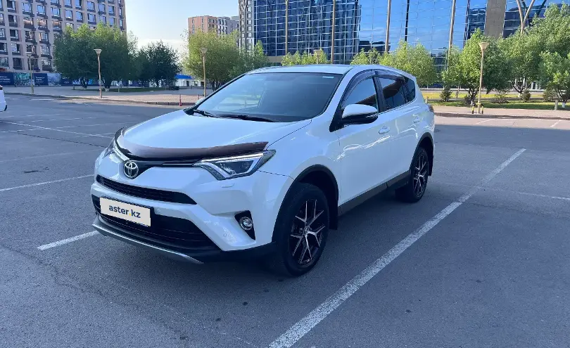 Toyota RAV4 2018 года за 13 200 000 тг. в Астана