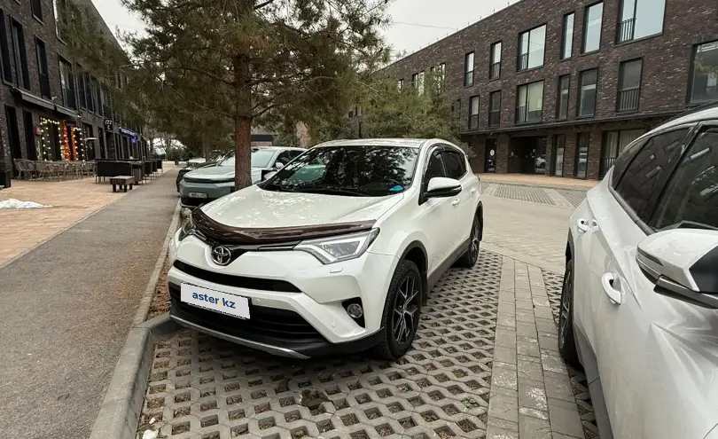 Toyota RAV4 2017 года за 12 600 000 тг. в Алматы
