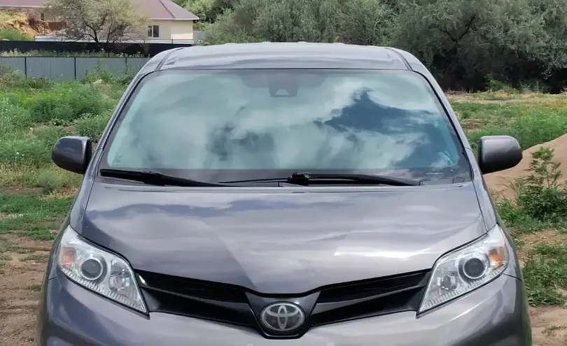 Toyota Sienna 2018 года за 13 500 000 тг. в Алматы