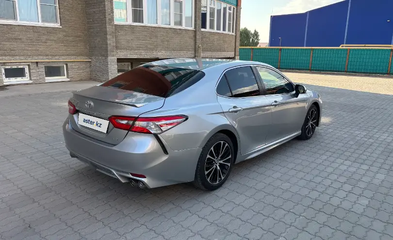 Toyota Camry 2018 года за 12 500 000 тг. в Актобе фото 4