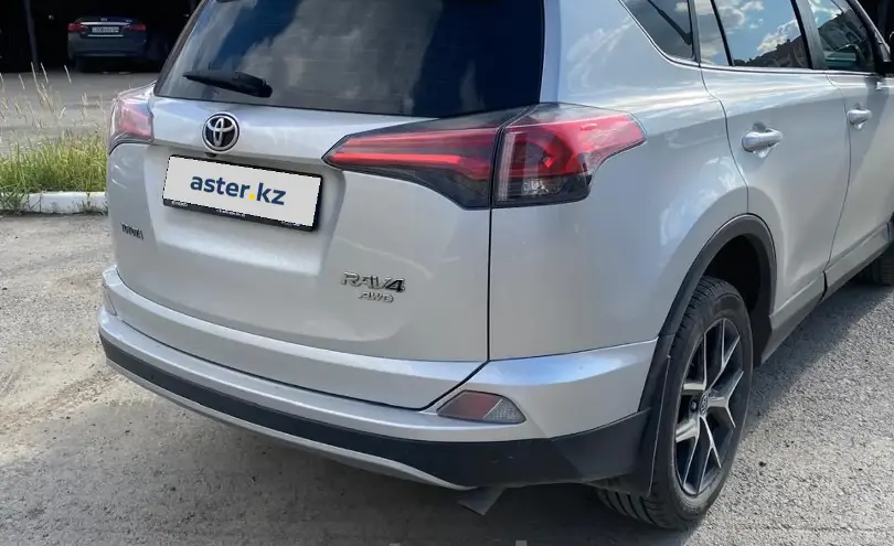 Toyota RAV4 2019 года за 12 000 000 тг. в Актобе фото 4