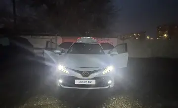 Toyota Camry 2018 года за 11 500 000 тг. в Семей фото 4
