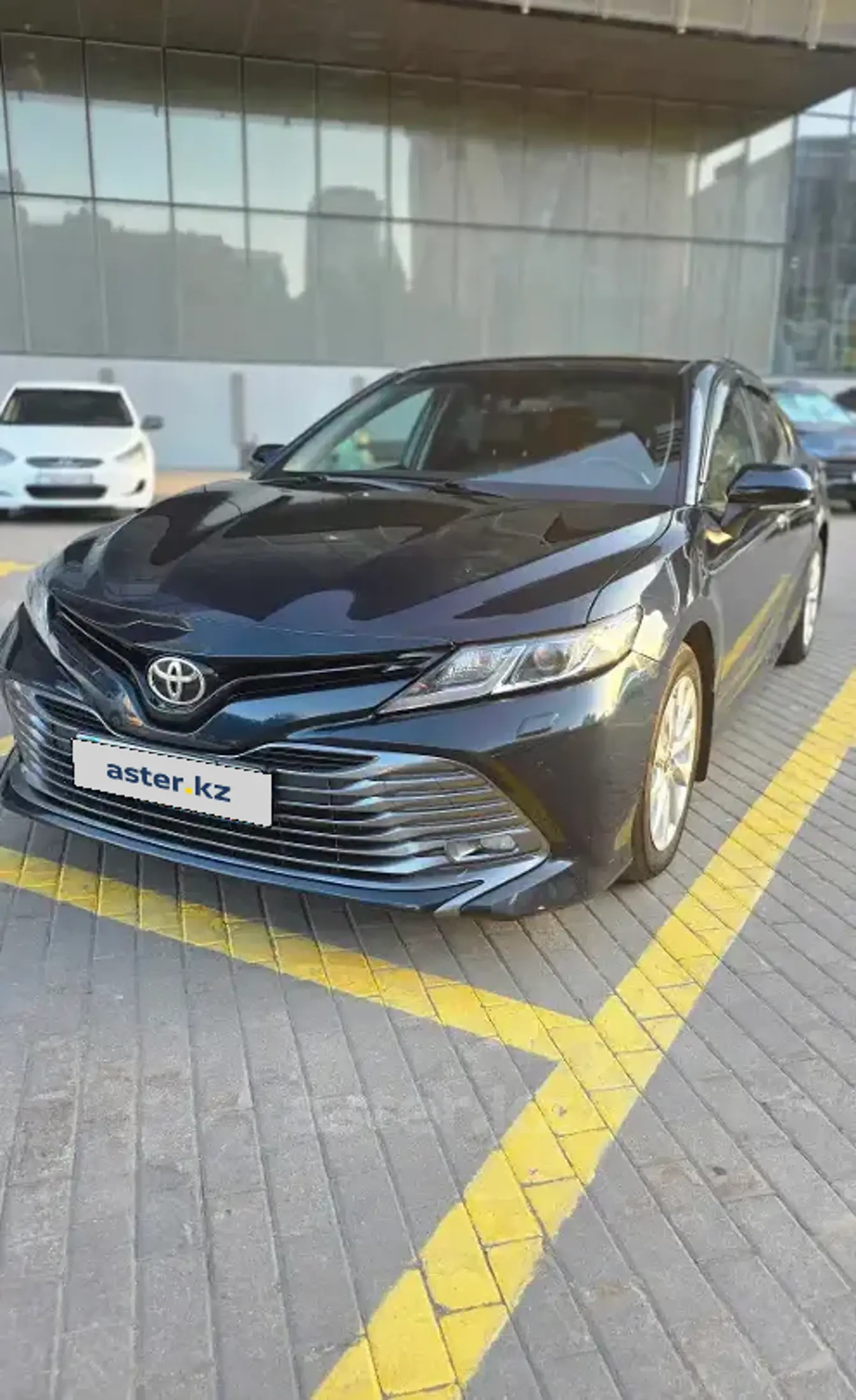 Toyota Camry 2018 года за 12 300 000 тг. в Астана фото 2
