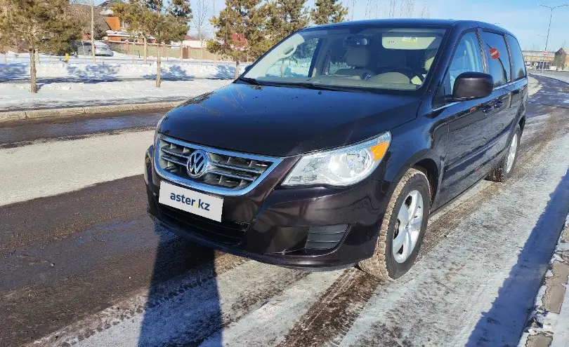 Volkswagen Routan 2010 года за 6 500 000 тг. в Астана