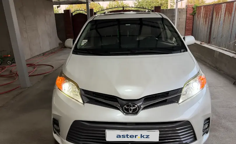 Toyota Sienna 2016 года за 14 500 000 тг. в Алматы