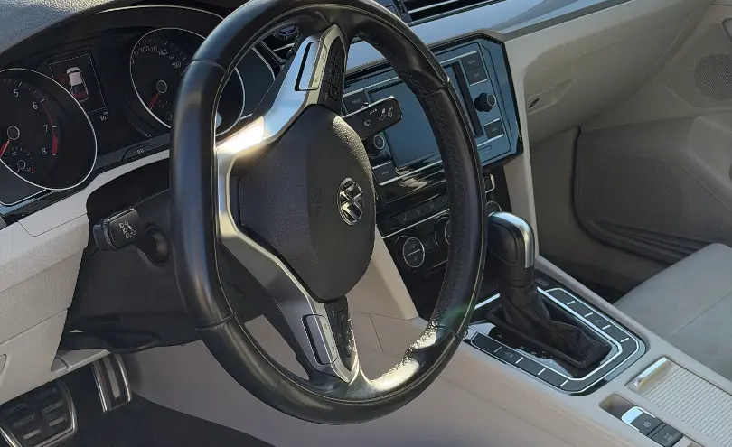 Volkswagen Passat 2020 года за 13 500 000 тг. в Алматы